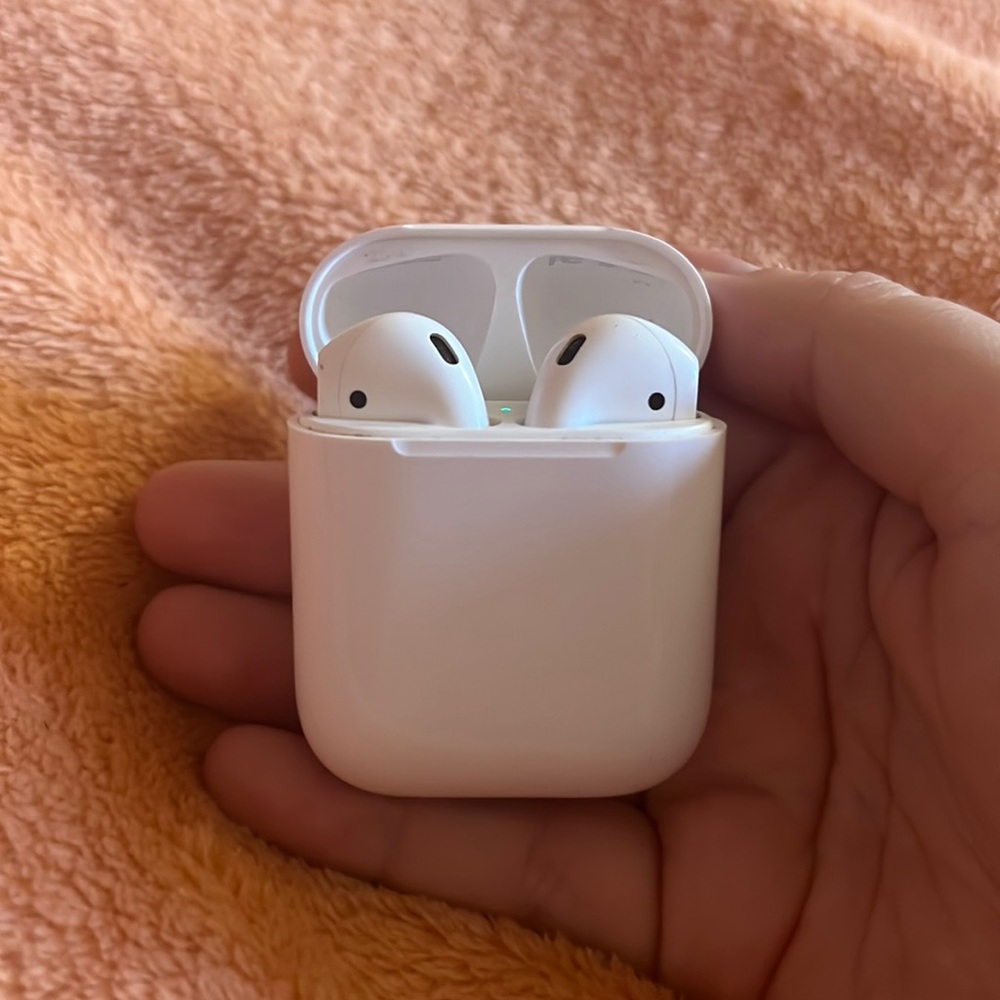 NEW Condition! Apple Airpods White 1st Generation Wireless Bluetooth Earbuds